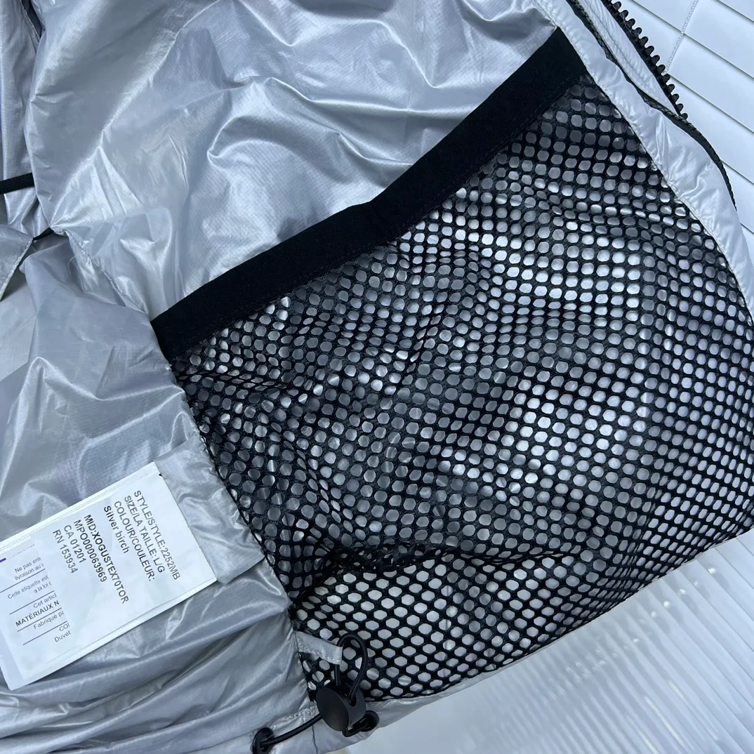 P760 𝘾𝘼𝙉𝘼𝘿𝘼 𝙂𝙊𝙊𝙎𝙀/Canada Goose 2023 Limited New Crofton Puff Down Jacket Pure Guangzhou Inspection 80 White Duck Down Filling‼  Top version, ceiling level‼ Crofton soft bread, the latest style in 2023, has a cold protection effect of up to level 4. It is made of recycled Feather-Light tear-resistant fabric. It is ultra-light and has no weight on the upper body at all! The unique black label highlights your temperament‼  Canada Goose, a Canadian brand, has always been recognized as the warmest down jacket. Various Instagram celebrities, Internet celebrities, and celebrities often wear it for street photos. I do Canada Goose every year, but I still can’t get rid of my love for geese. No matter how cold the winter is, there is no need to be afraid, because there are geese! Filled with 80% white duck down, Canada Goose is the legendary warmest down jacket and is known as a must-have for Arctic outdoor sports! The most popular down jacket in the world, celebrities are rushing to buy it, it is a must-have! Same style for men and women Size: S~XXL